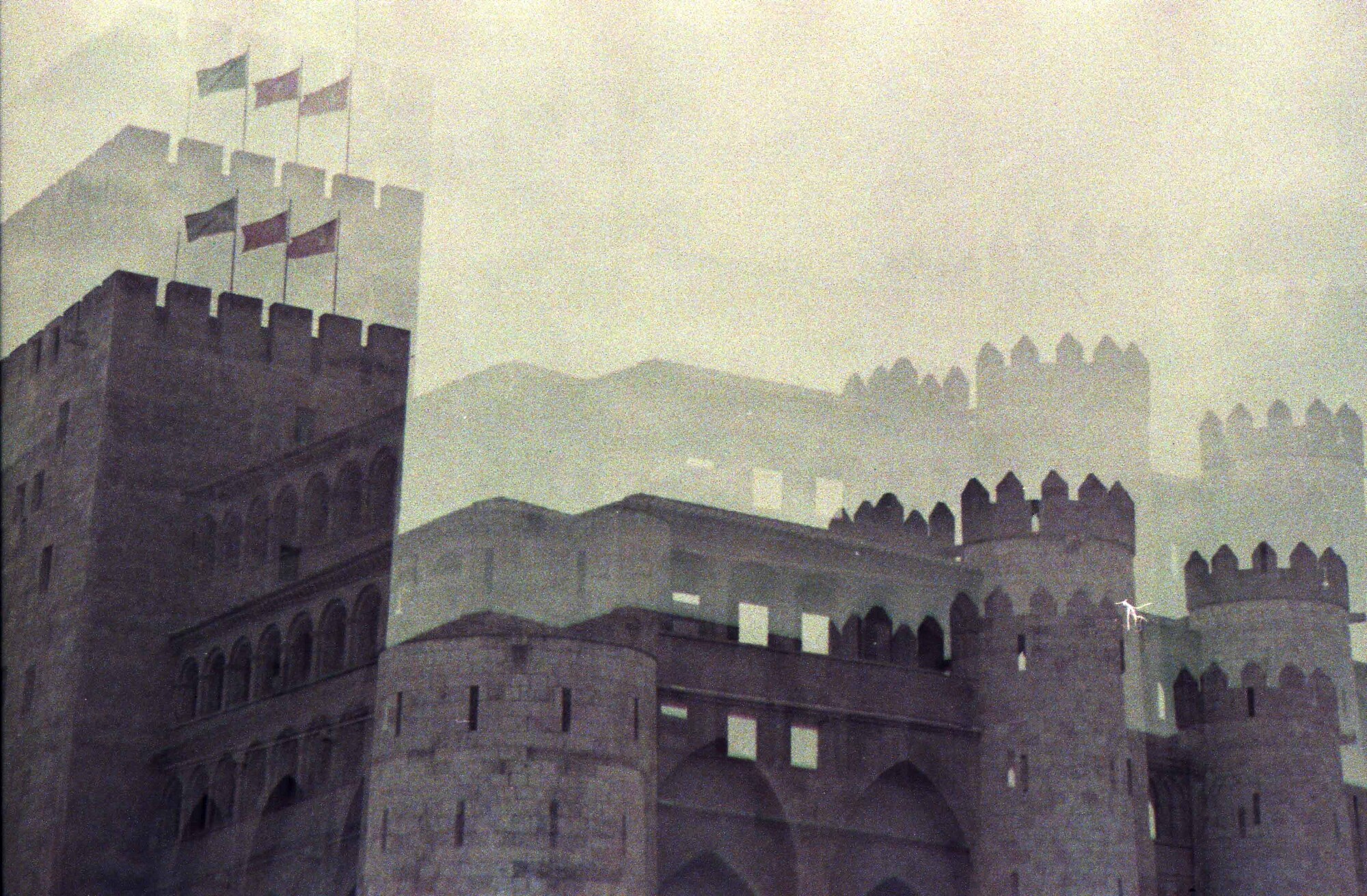 Psicodelia del Palacio de la Aljafería Aljafería con Lomochrome Purpple