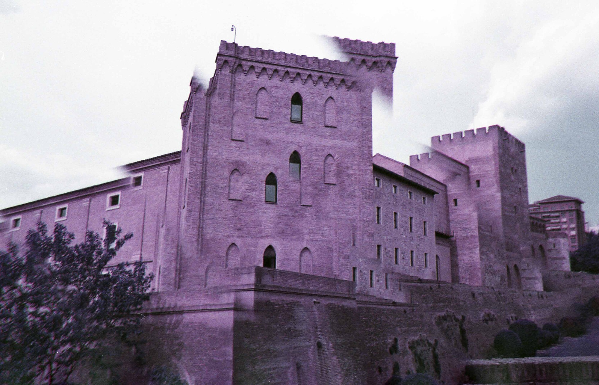 Psicodelia del Palacio de la Aljafería Alfafería con Lomochrome Purpple